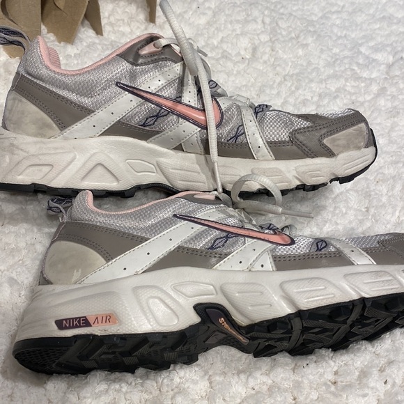 Womens Nike sneakers size 10 - Picture 3 of 7